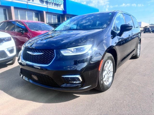 2024 Chrysler Pacifica Touring L in Diamond Black Crystal Pearlcoat — front three-quarter view