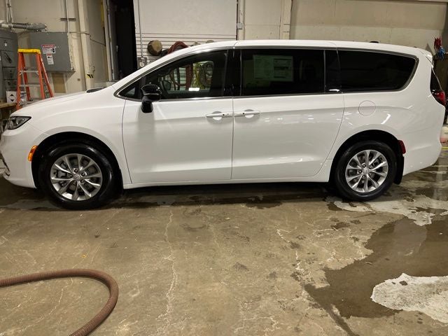 2026 Chrysler Pacifica Select in Bright White Clearcoat — front three-quarter view