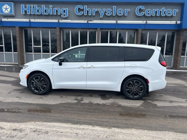 2026 Chrysler Pacifica Select in Bright White Clearcoat — front three-quarter view